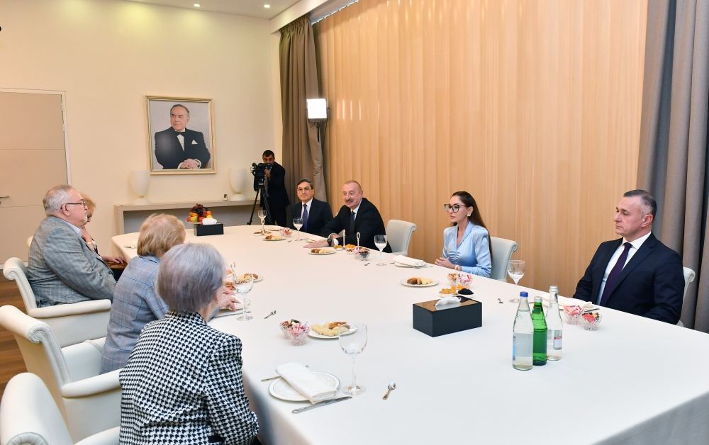 Prezident İlham Əliyev və Birinci xanım Mehriban Əliyeva akademik Zərifə Əliyeva ilə bir dövrdə çalışmış oftalmoloqlarla söhbət ediblər (FOTO/VİDEO)