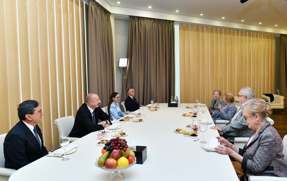 Prezident İlham Əliyev və Birinci xanım Mehriban Əliyeva akademik Zərifə Əliyeva ilə bir dövrdə çalışmış oftalmoloqlarla söhbət ediblər (FOTO/VİDEO)