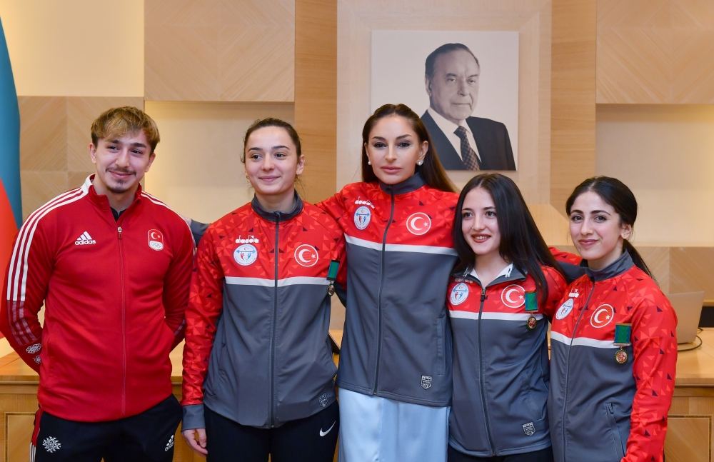 Prezident İlham Əliyev və Birinci xanım Mehriban Əliyeva Türkiyə idmançıları ilə görüşüblər (FOTO/VİDEO) (YENİLƏNİB)