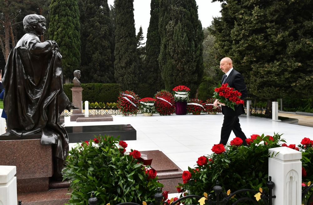 Prezident İlham Əliyev akademik Zərifə xanım Əliyevanın məzarını ziyarət edib (FOTO/VİDEO)