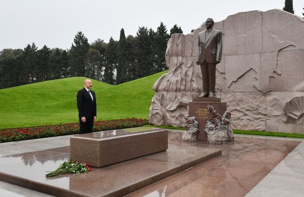 Prezident İlham Əliyev akademik Zərifə xanım Əliyevanın məzarını ziyarət edib (FOTO/VİDEO)