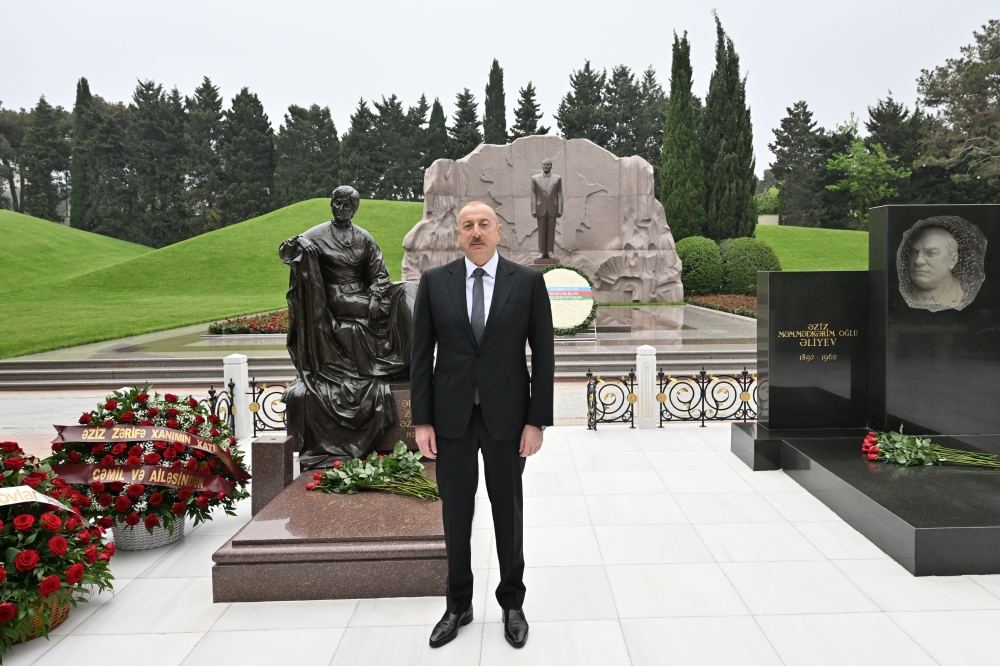 Prezident İlham Əliyev akademik Zərifə xanım Əliyevanın məzarını ziyarət edib (FOTO/VİDEO)
