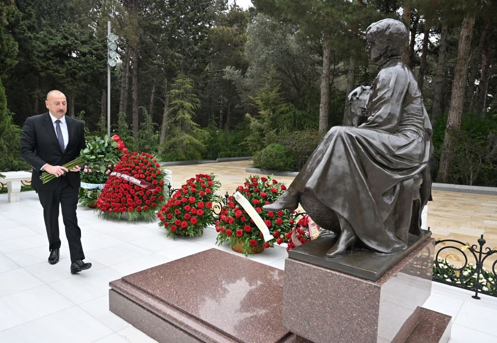 Prezident İlham Əliyev akademik Zərifə xanım Əliyevanın məzarını ziyarət edib (FOTO/VİDEO)