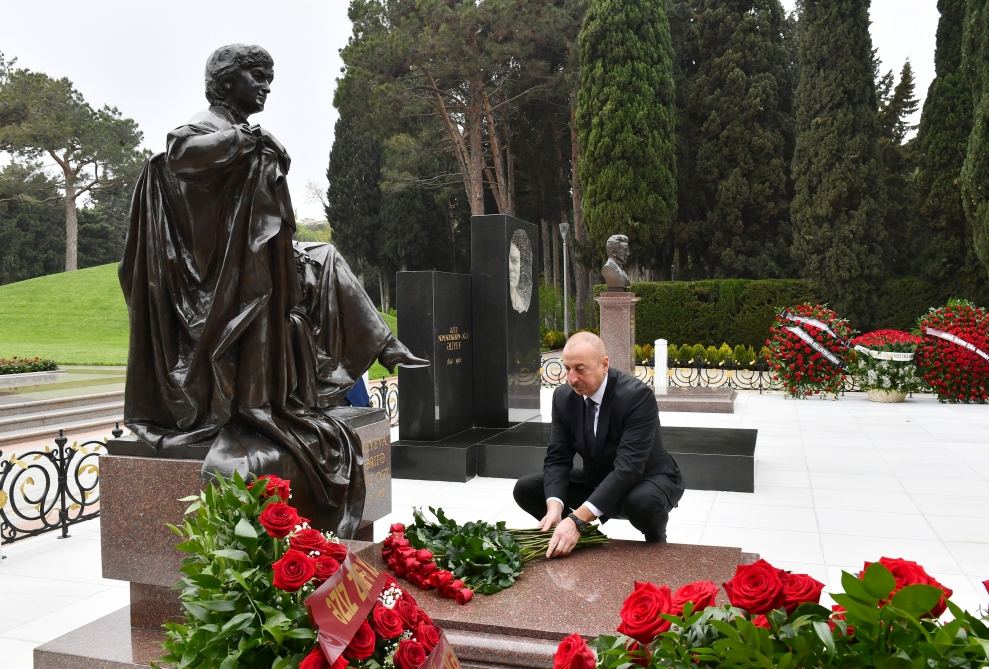 Prezident İlham Əliyev akademik Zərifə xanım Əliyevanın məzarını ziyarət edib (FOTO/VİDEO)
