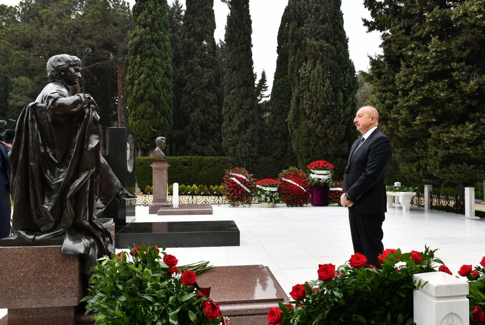 Prezident İlham Əliyev akademik Zərifə xanım Əliyevanın məzarını ziyarət edib (FOTO/VİDEO)