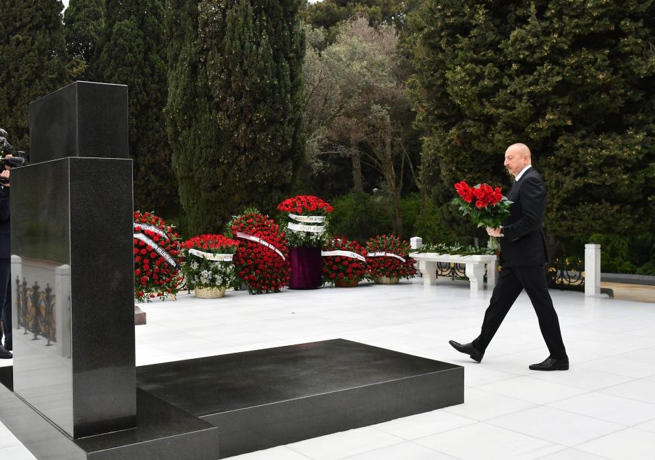 Prezident İlham Əliyev akademik Zərifə xanım Əliyevanın məzarını ziyarət edib (FOTO/VİDEO)
