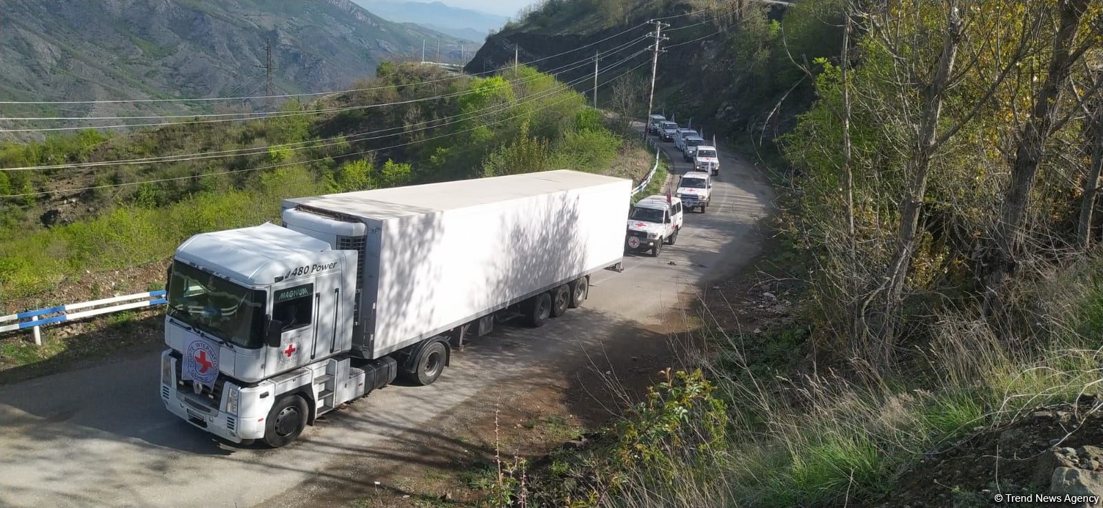 BQXK-ya məxsus avtomobillər Laçın yolundan keçib (FOTO)