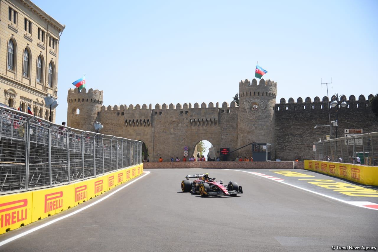 Bakıda Formula 1 komandalarının sərbəst yürüşü start götürüb (FOTO)
