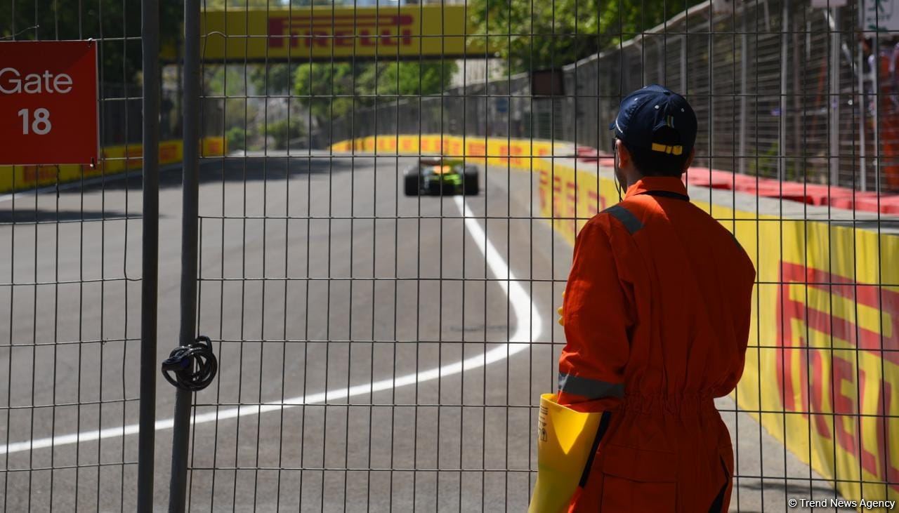 Bakıda Formula 1 komandalarının sərbəst yürüşü start götürüb (FOTO)