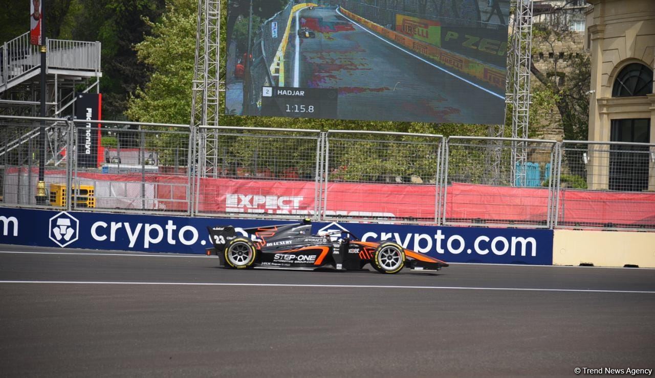 Bakıda Formula 2 komandalarının sərbəst yürüşləri start götürüb (FOTO/VİDEO)