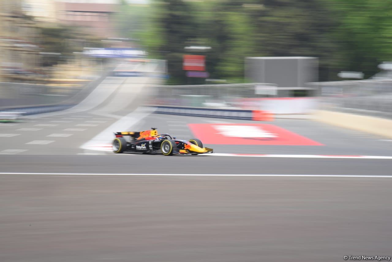 Bakıda Formula 2 komandalarının sərbəst yürüşləri start götürüb (FOTO/VİDEO)