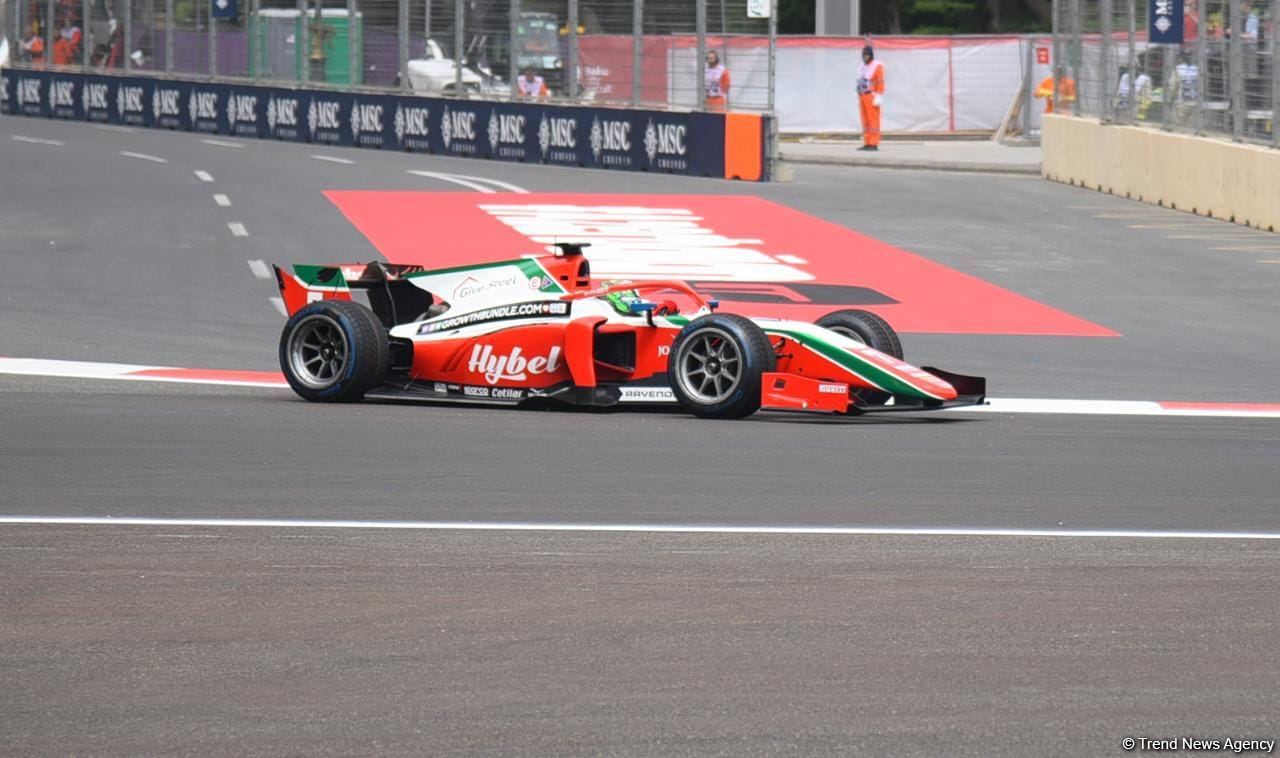 Bakıda Formula 2 komandalarının sərbəst yürüşləri start götürüb (FOTO/VİDEO)