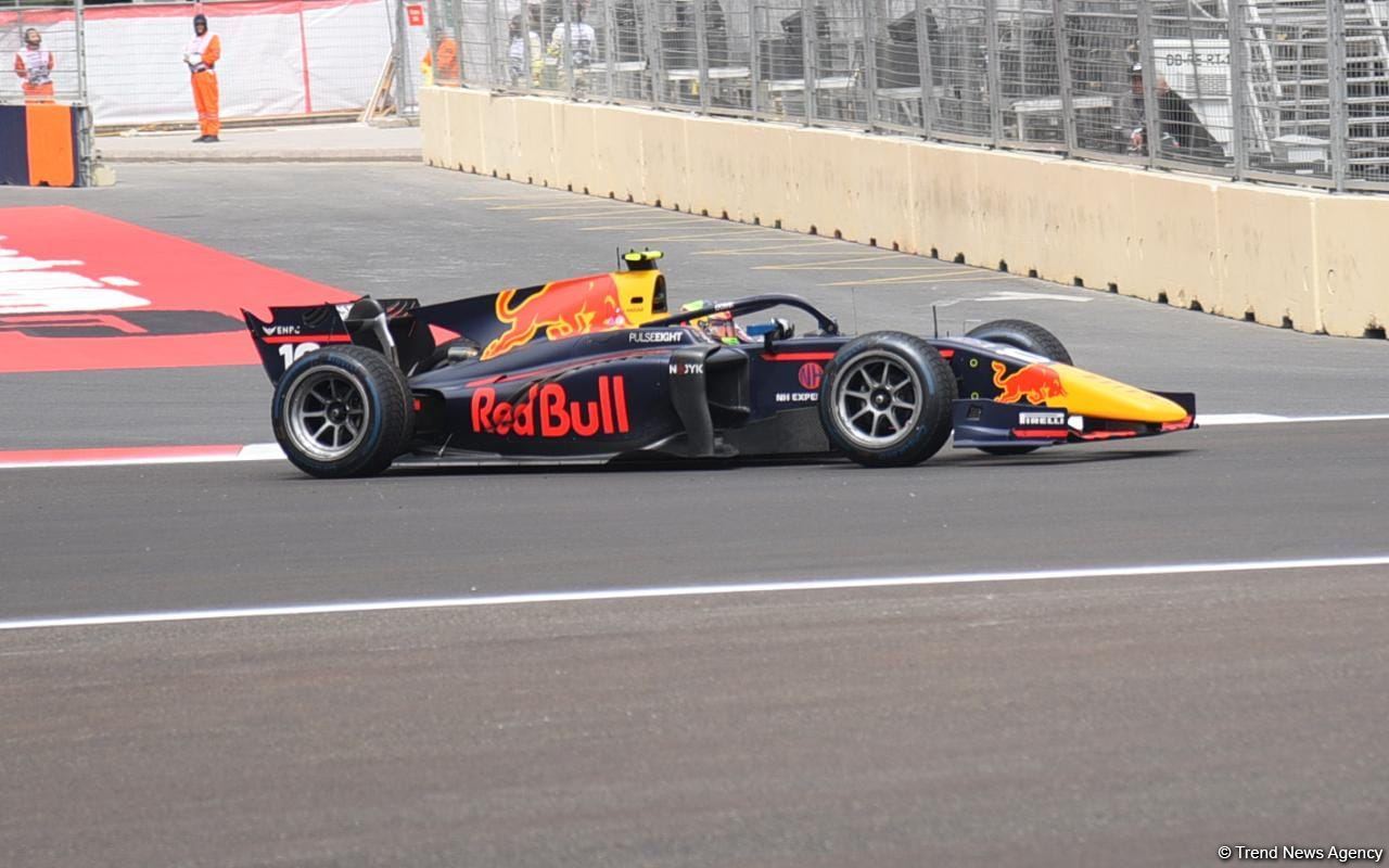 Bakıda Formula 2 komandalarının sərbəst yürüşləri start götürüb (FOTO/VİDEO)