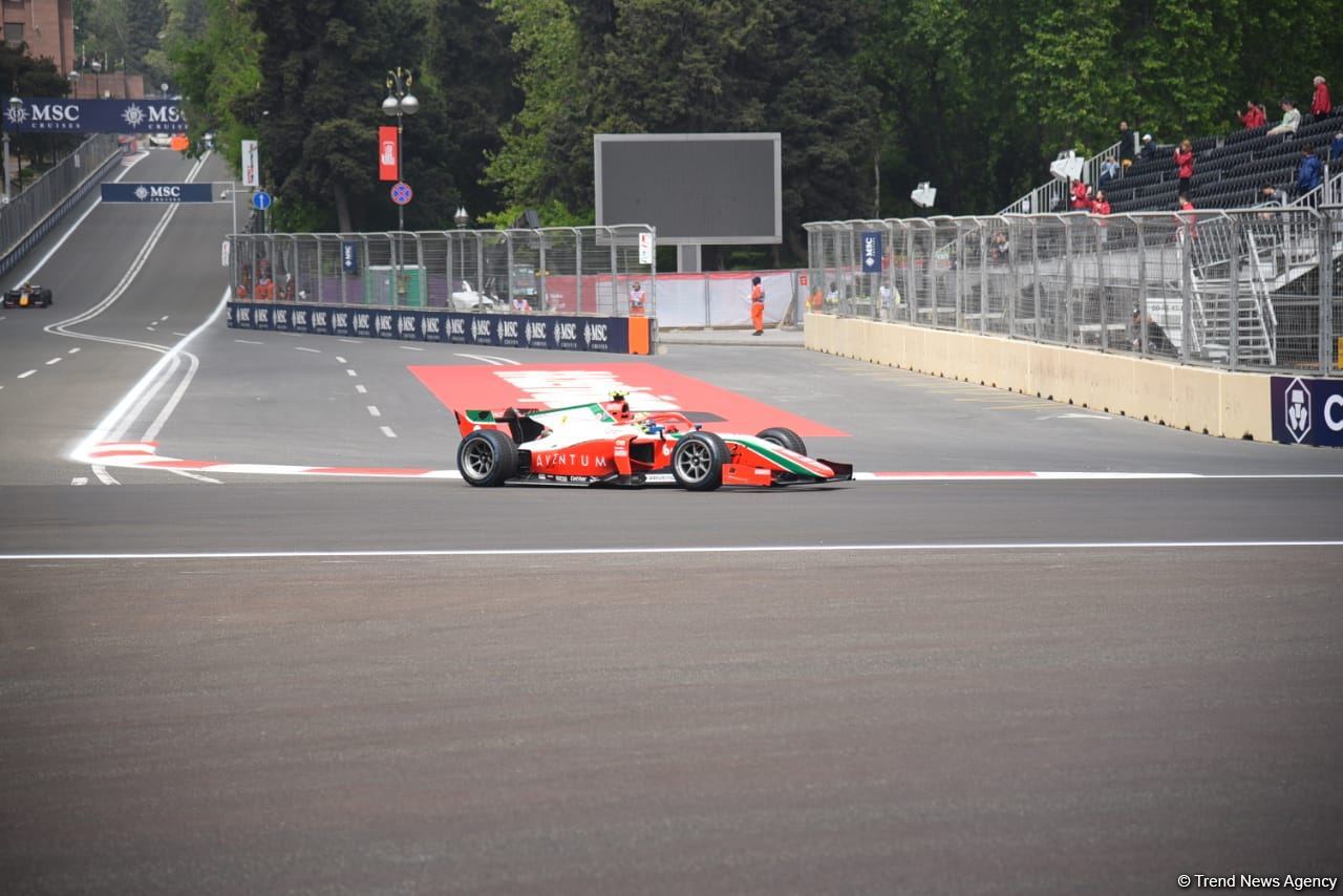 Bakıda Formula 2 komandalarının sərbəst yürüşləri start götürüb (FOTO/VİDEO)