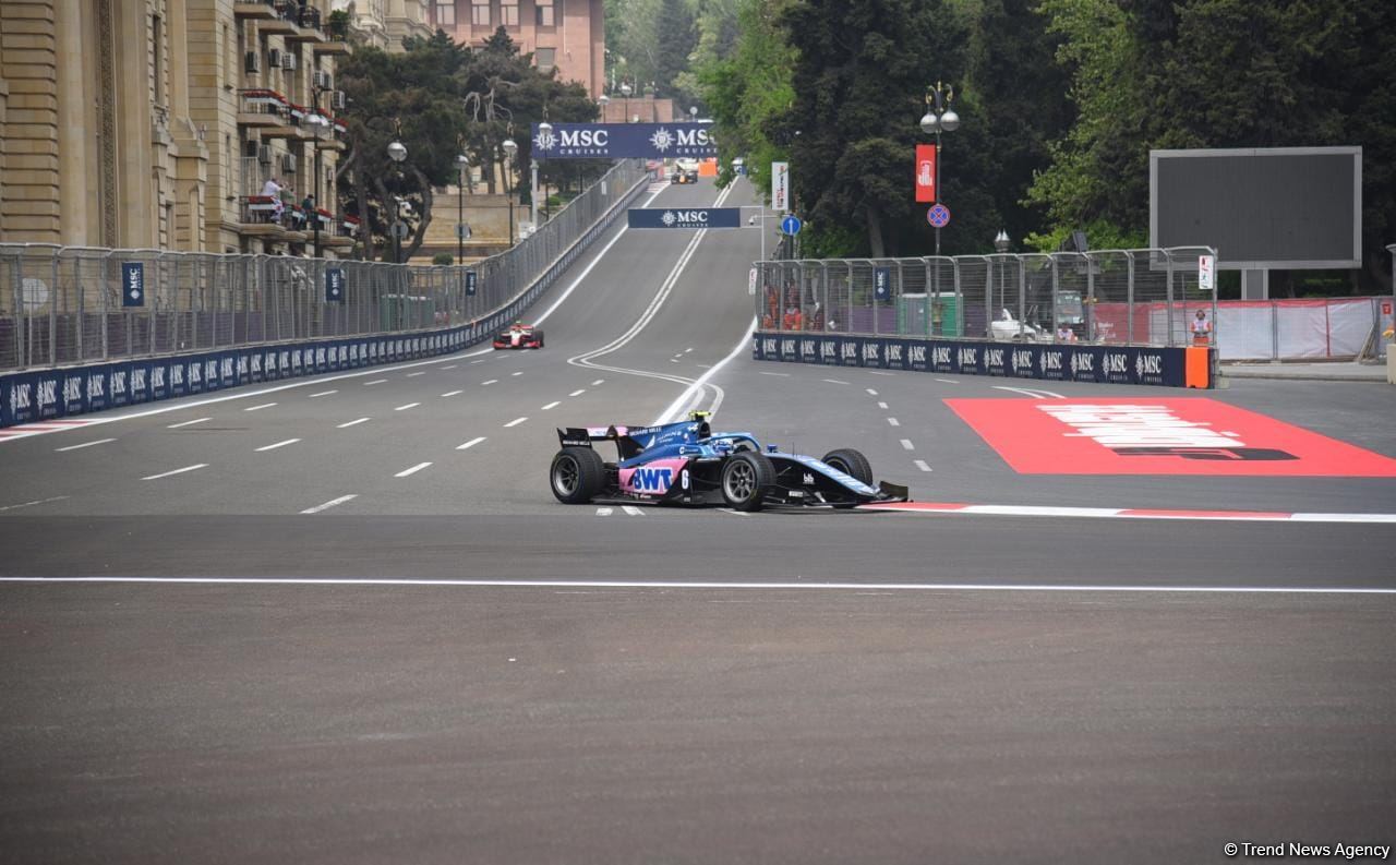 Bakıda Formula 2 komandalarının sərbəst yürüşləri start götürüb (FOTO/VİDEO)