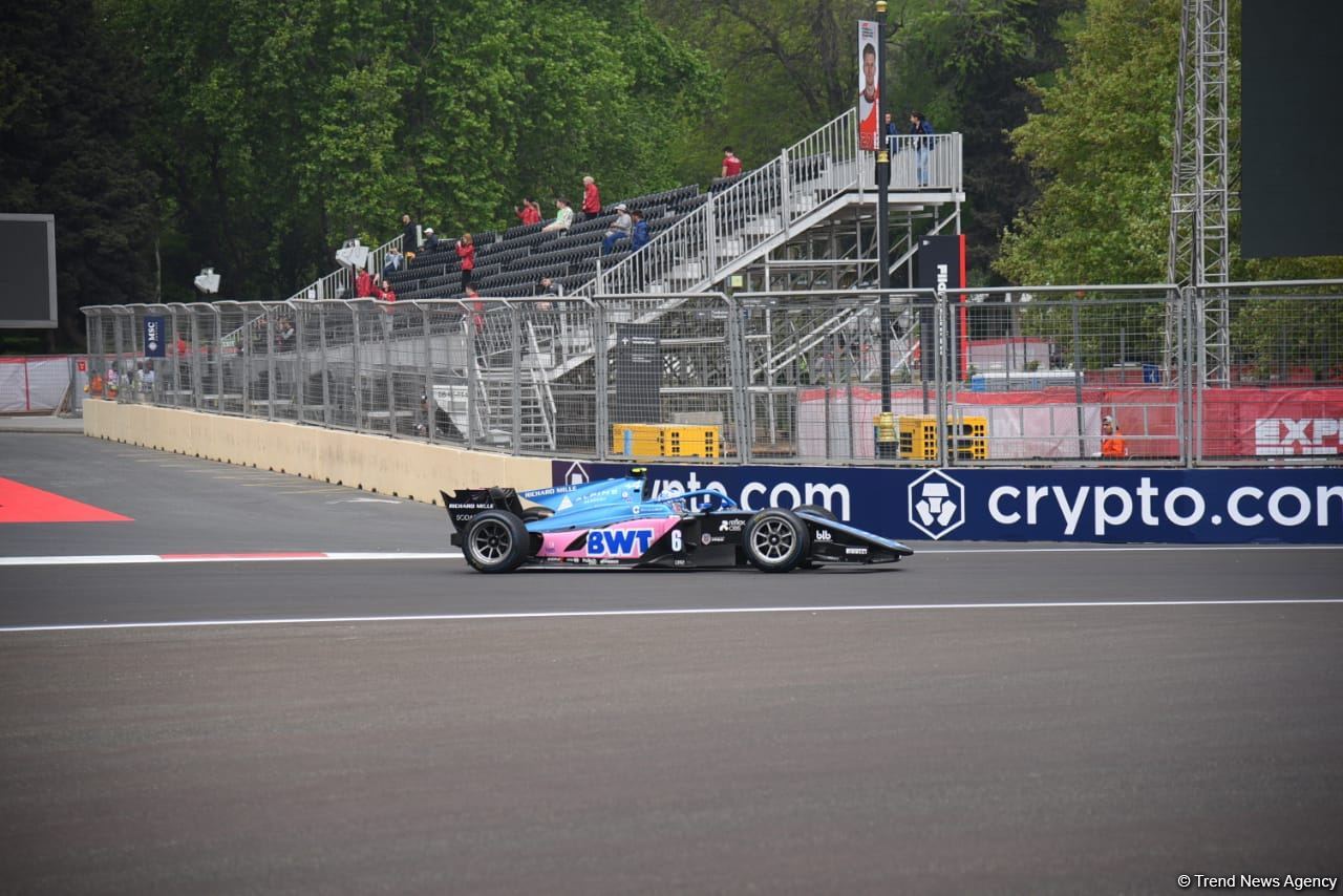 Bakıda Formula 2 komandalarının sərbəst yürüşləri start götürüb (FOTO/VİDEO)
