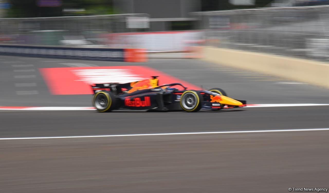 Bakıda Formula 2 komandalarının sərbəst yürüşləri start götürüb (FOTO/VİDEO)