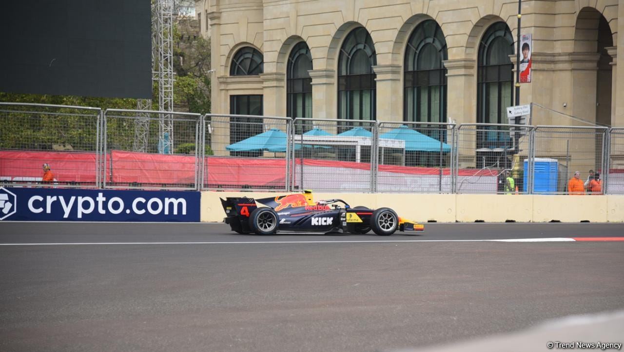 Bakıda Formula 2 komandalarının sərbəst yürüşləri start götürüb (FOTO/VİDEO)