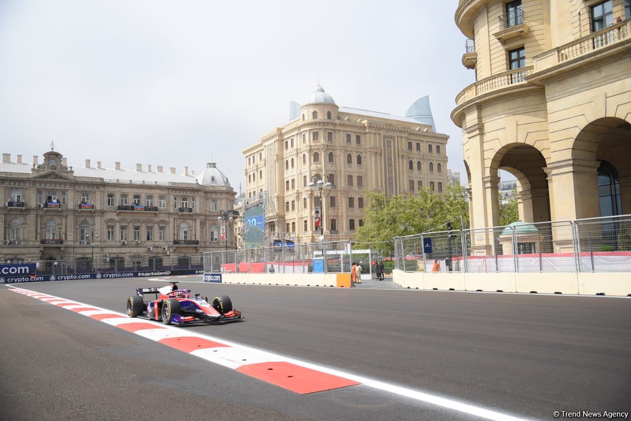 Bakıda Formula 2 komandalarının sərbəst yürüşləri start götürüb (FOTO/VİDEO)