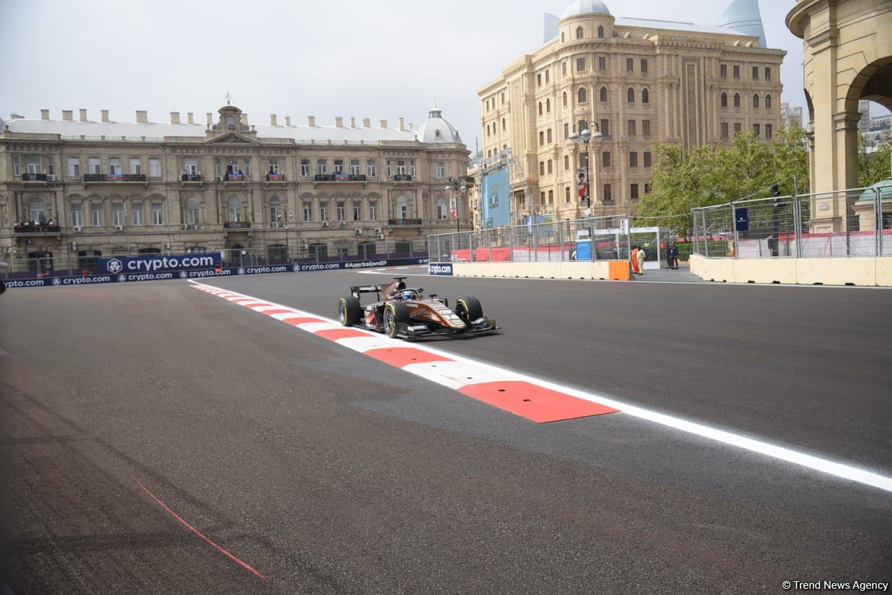 Bakıda Formula 2 komandalarının sərbəst yürüşləri start götürüb (FOTO/VİDEO)