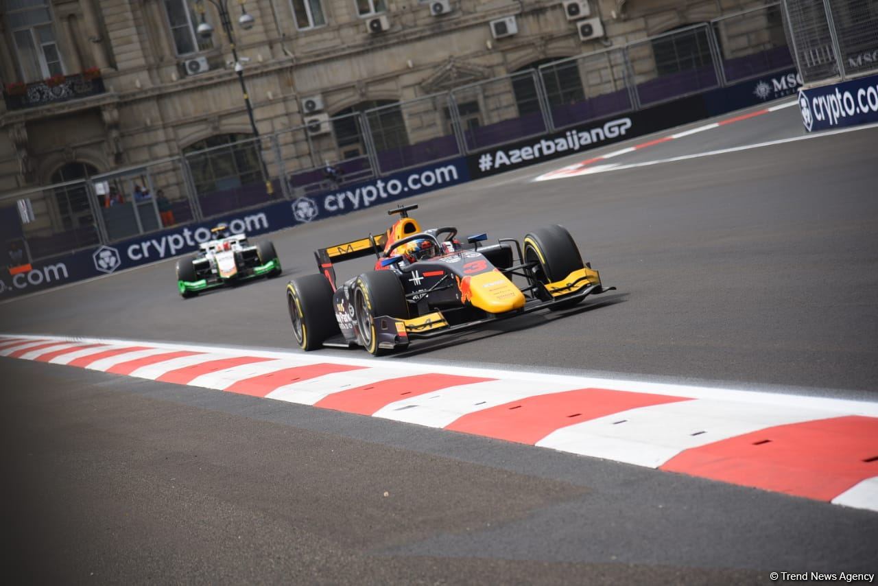 Bakıda Formula 2 komandalarının sərbəst yürüşləri start götürüb (FOTO/VİDEO)