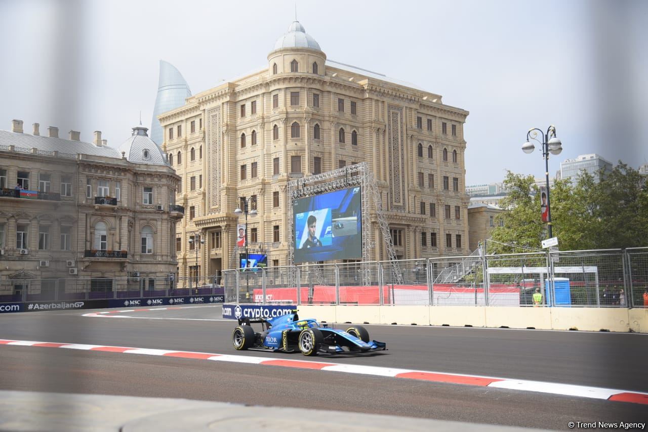 Bakıda Formula 2 komandalarının sərbəst yürüşləri start götürüb (FOTO/VİDEO)