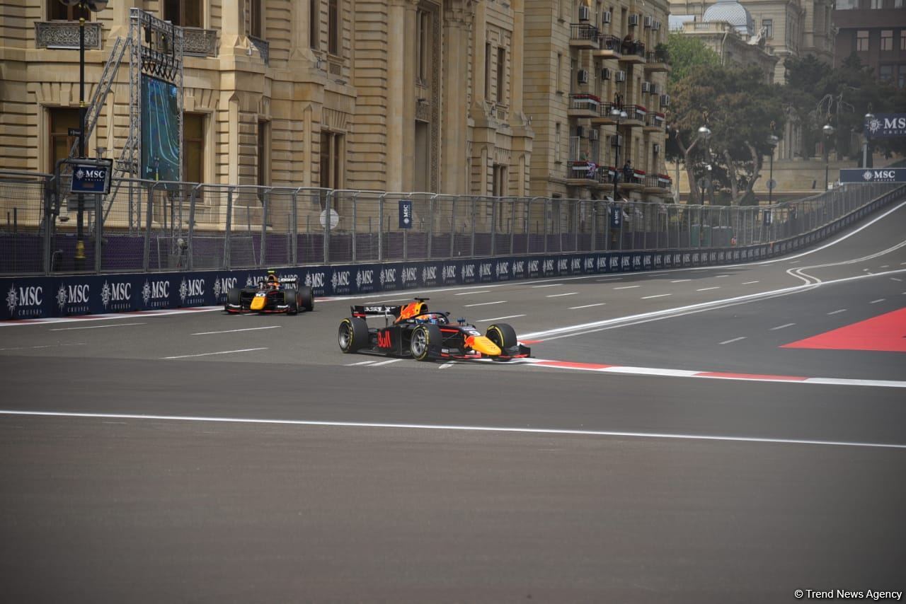 Bakıda Formula 2 komandalarının sərbəst yürüşləri start götürüb (FOTO/VİDEO)