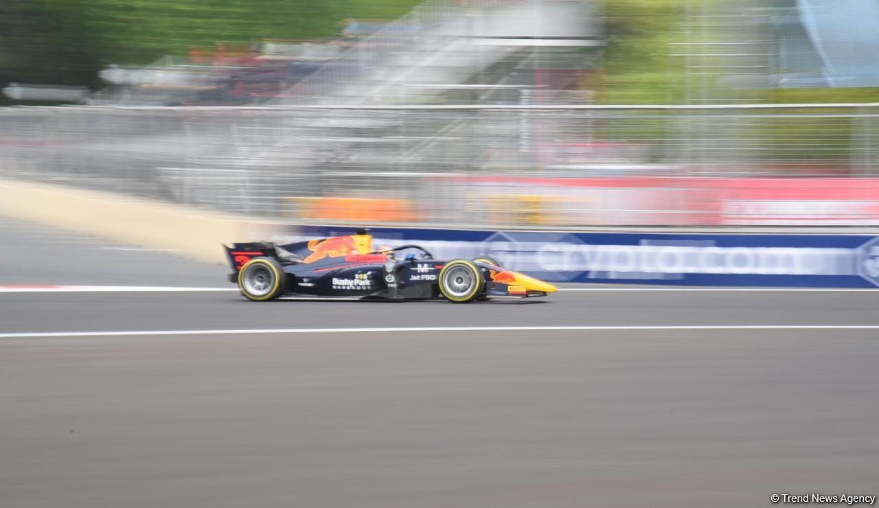 Bakıda Formula 2 komandalarının sərbəst yürüşləri start götürüb (FOTO/VİDEO)