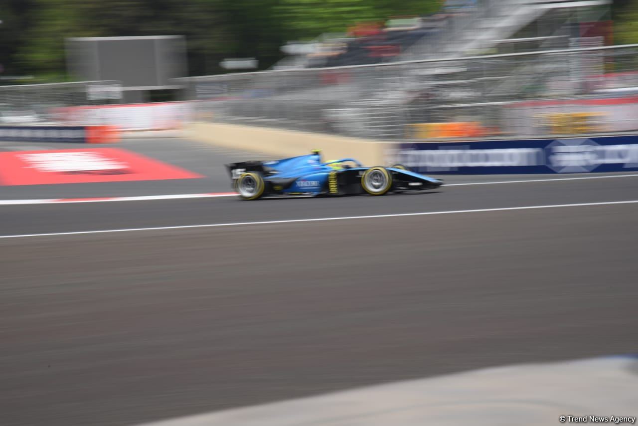 Bakıda Formula 2 komandalarının sərbəst yürüşləri start götürüb (FOTO/VİDEO)