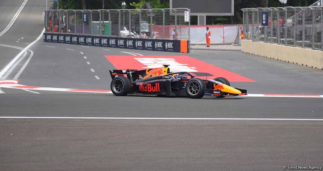 Bakıda Formula 2 komandalarının sərbəst yürüşləri start götürüb (FOTO/VİDEO)