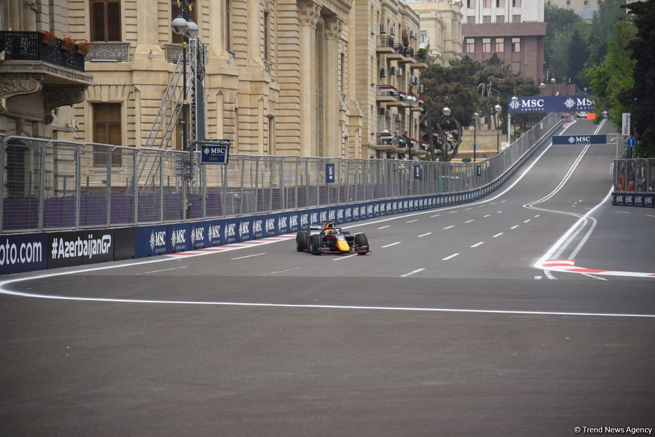 Bakıda Formula 2 komandalarının sərbəst yürüşləri start götürüb (FOTO/VİDEO)