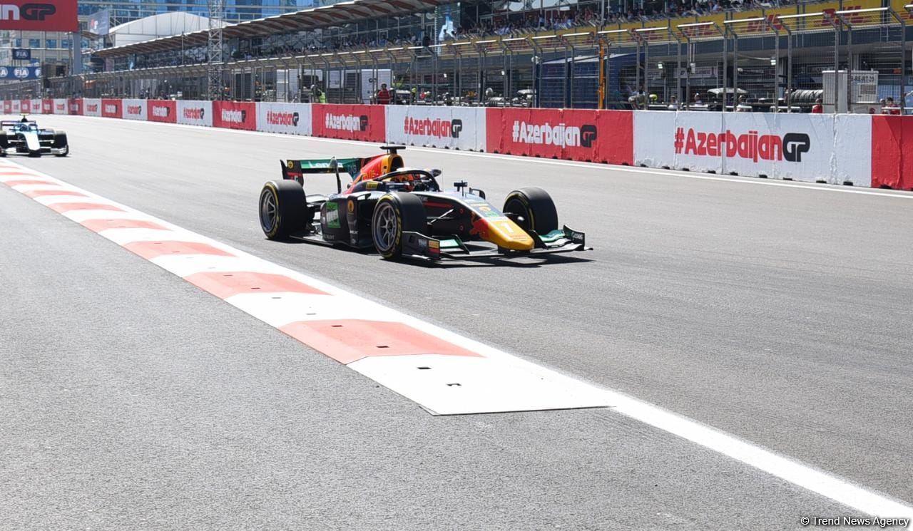 Formula 2 komandalarının birinci sprint yarışı başlayıb (FOTO)