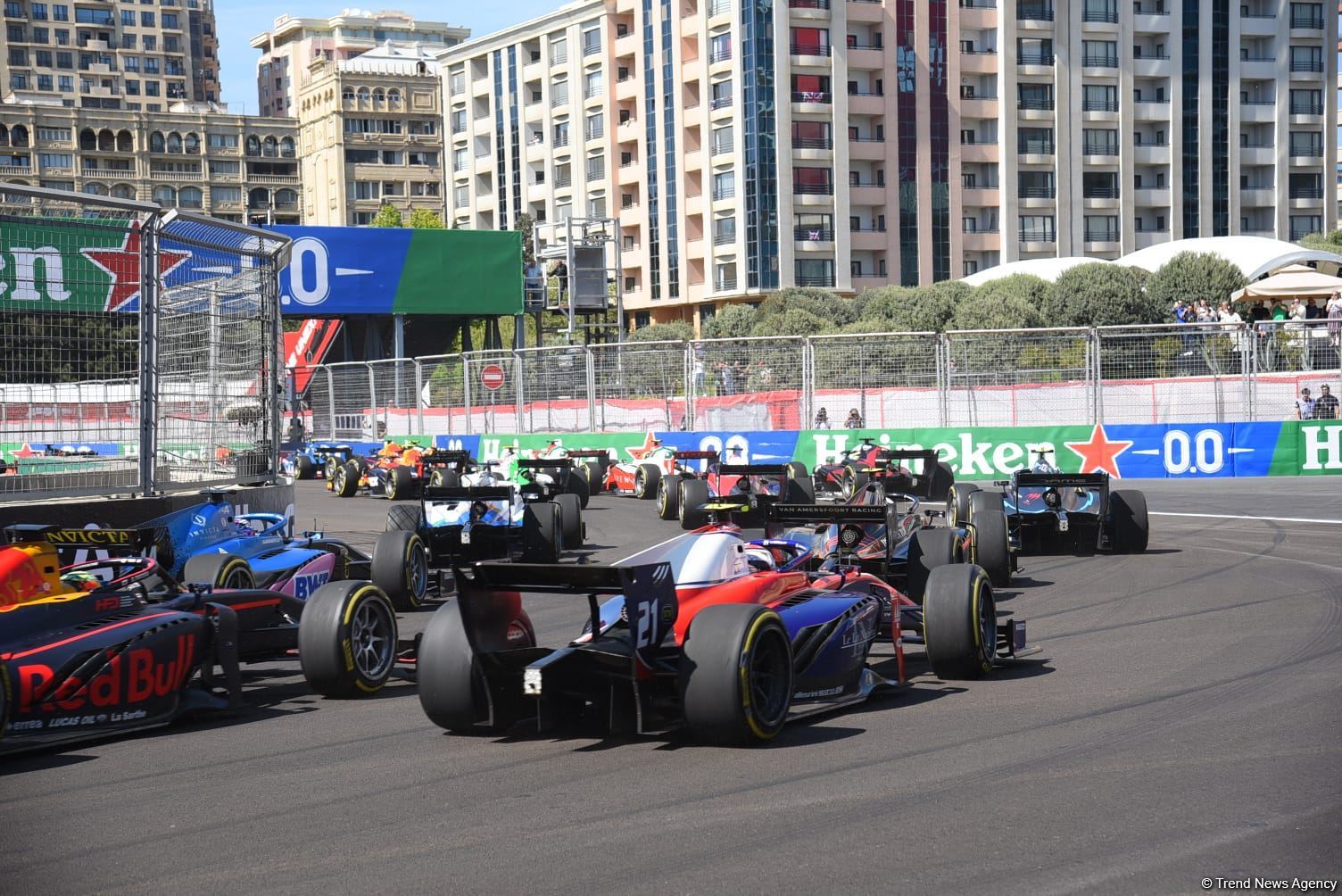 Formula 2 komandalarının birinci sprint yarışı başlayıb (FOTO)