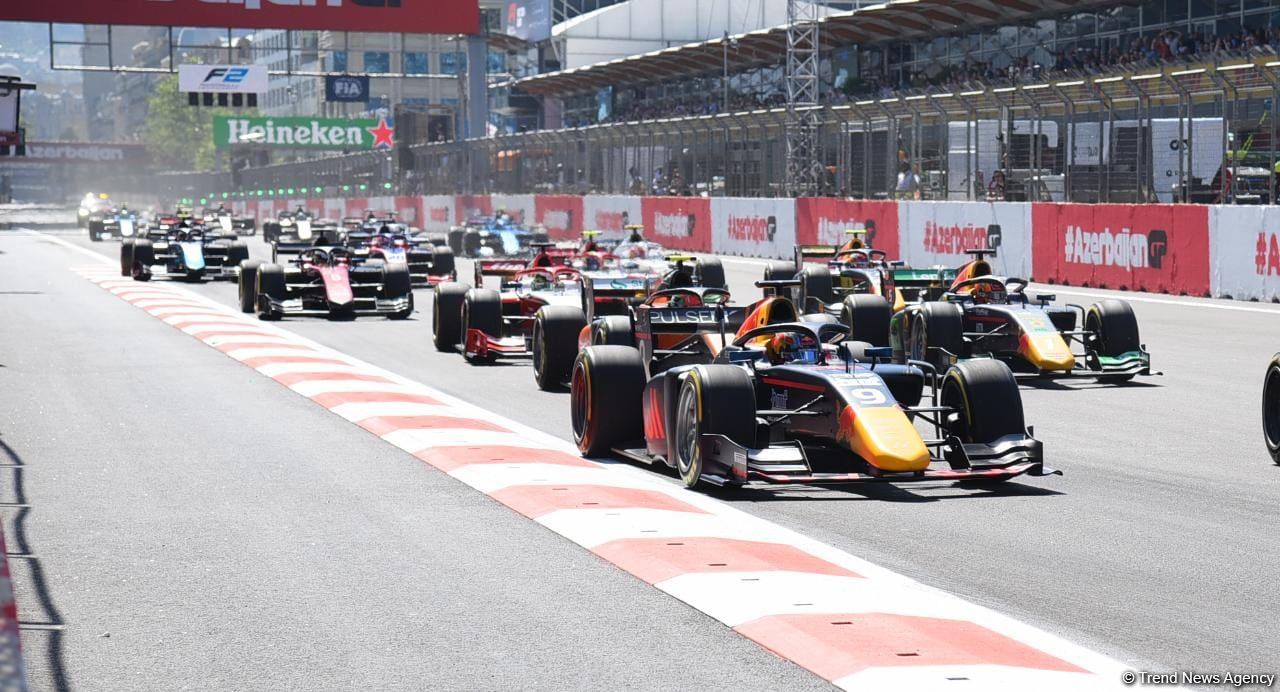 Formula 2 komandalarının birinci sprint yarışı başlayıb (FOTO)