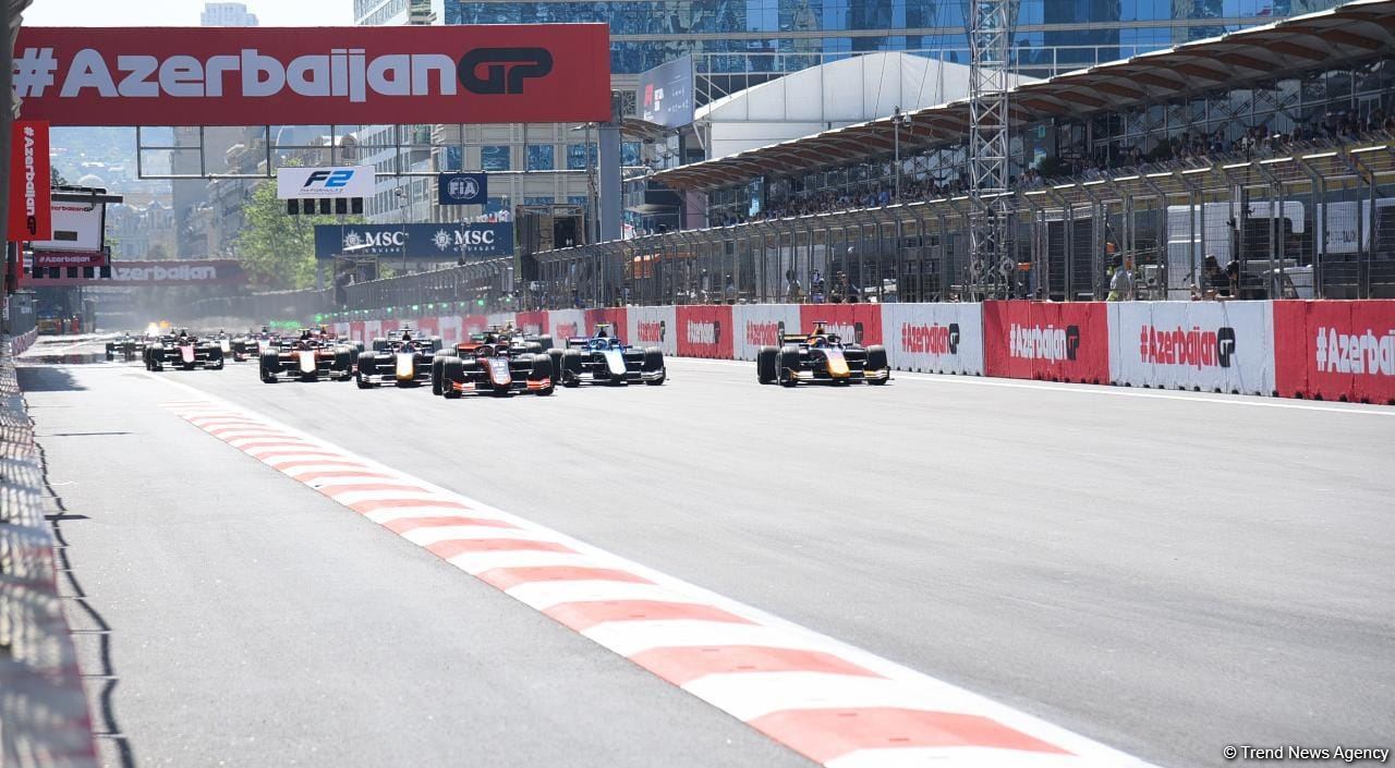 Formula 2 komandalarının birinci sprint yarışı başlayıb (FOTO)