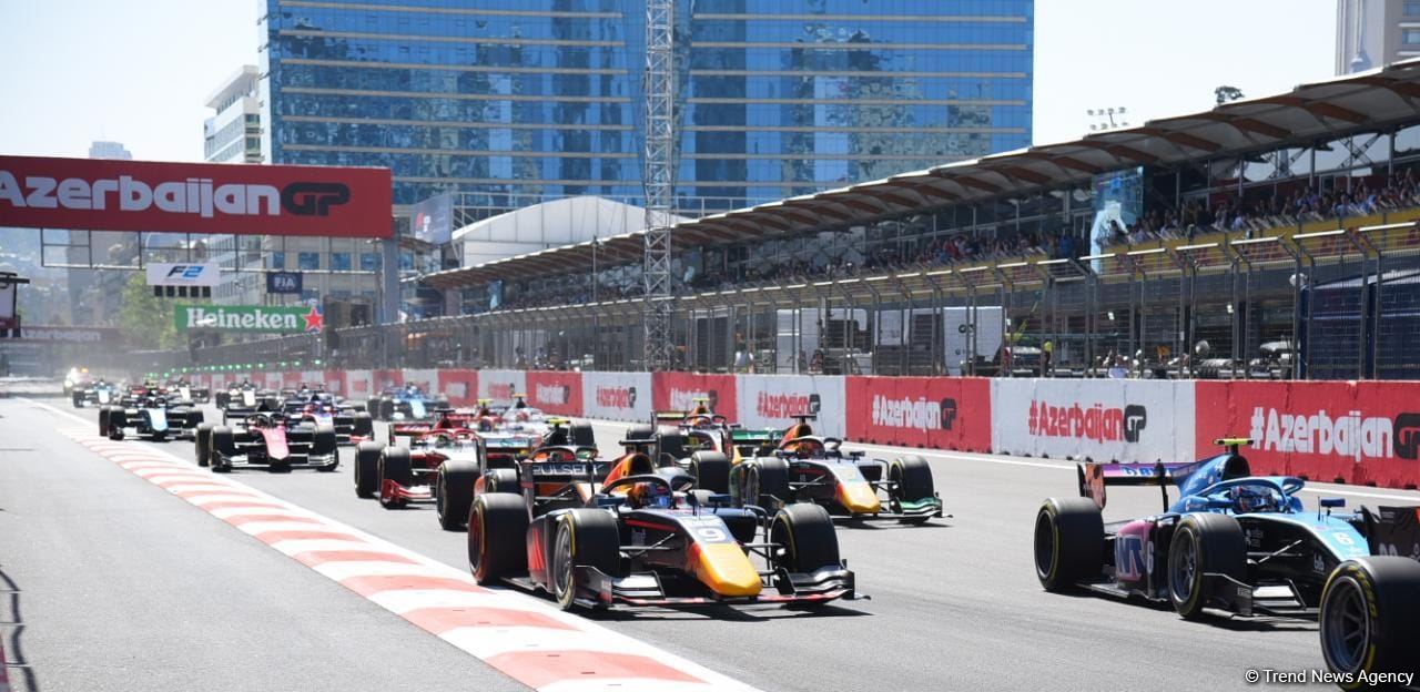 Formula 2 komandalarının birinci sprint yarışı başa çatıb (FOTO)
