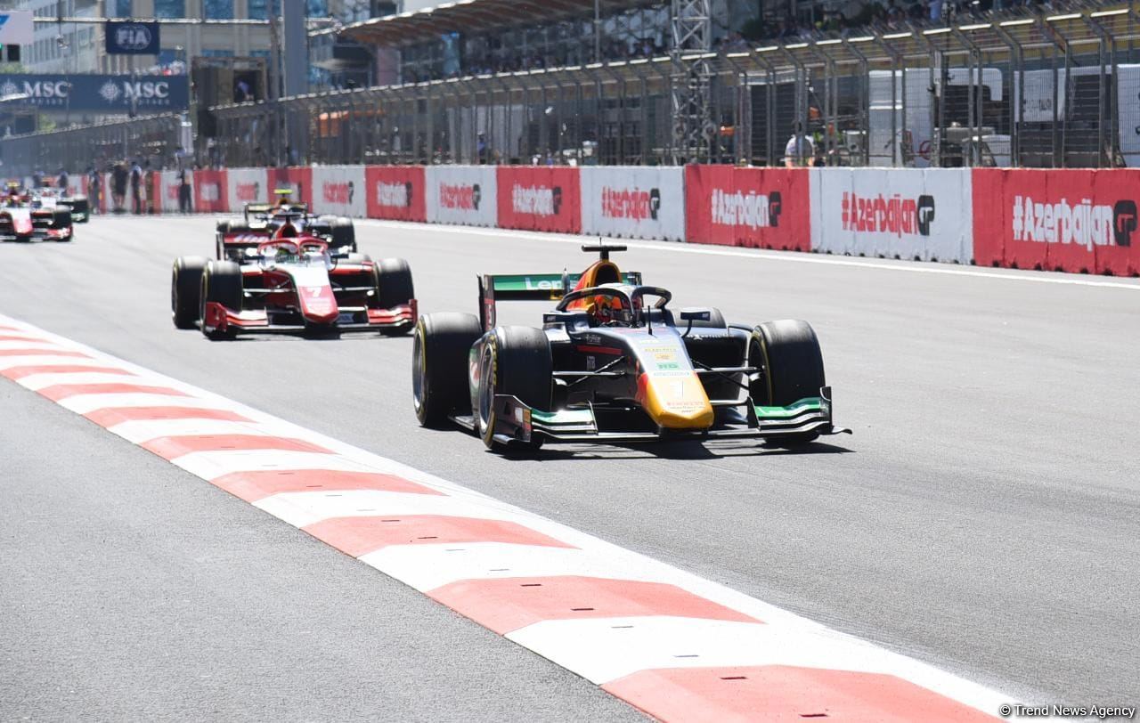Formula 2 komandalarının birinci sprint yarışı başa çatıb (FOTO)