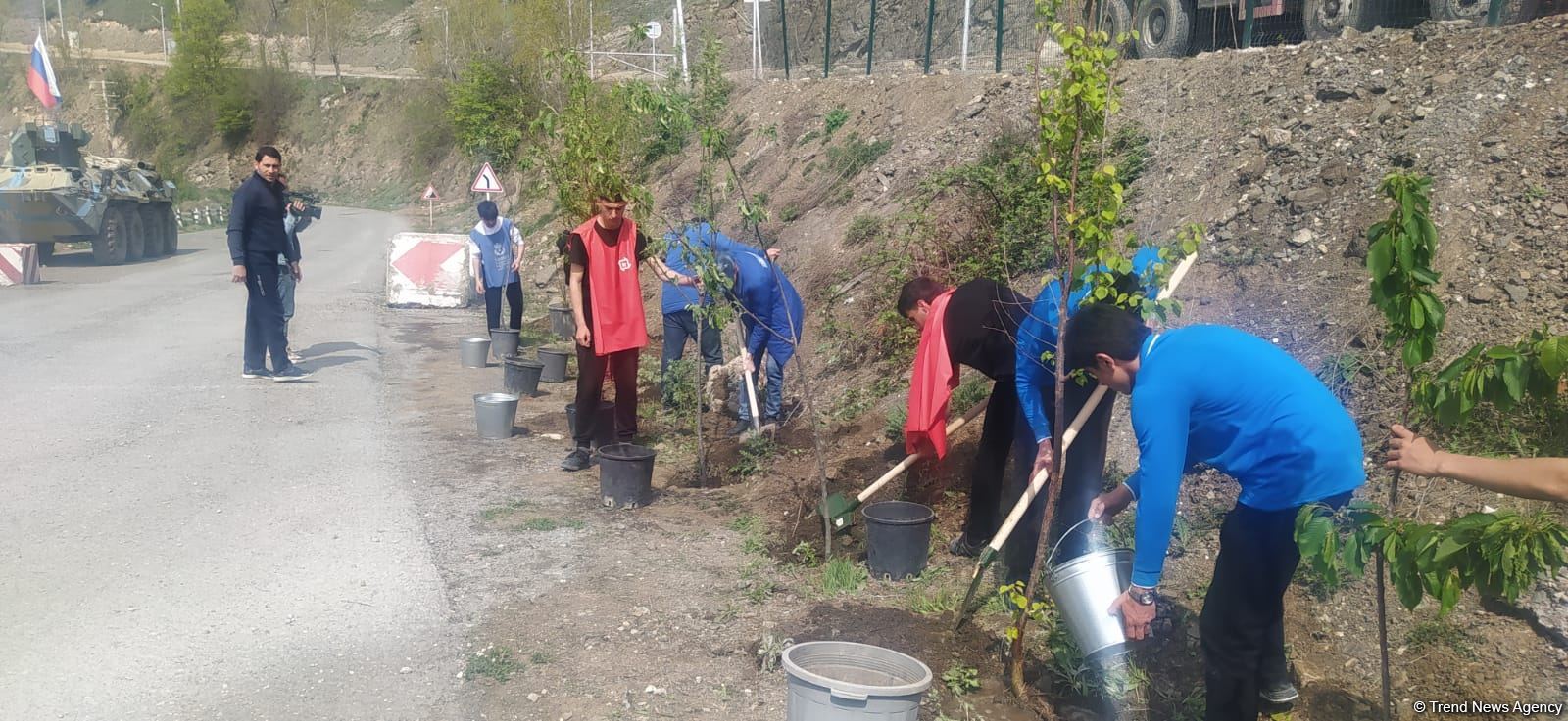 Laçın-Xankəndi yolundakı ekofəallar başa çatan aksiya yerində ağaclar əkib (FOTO)