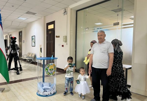 Özbəkistanın Ürgənc şəhərində konstitusiyaya dəyişikliklərlə bağlı səsvermə keçirilir (FOTO)