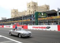 Formula 1 Azərbaycan Qran Prisi çərçivəsində klassik avtomobillərin yürüşü keçirilib (FOTO)
