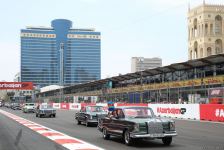 Formula 1 Azərbaycan Qran Prisi çərçivəsində klassik avtomobillərin yürüşü keçirilib (FOTO)