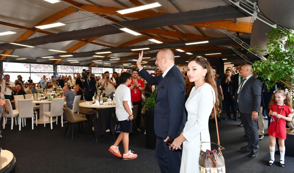 Prezident İlham Əliyev və Birinci xanım Mehriban Əliyeva Formula 1 Azərbaycan Qran-Prisinin əsas yarışına baxıblar (FOTO/VİDEO) (YENİLƏNİB)