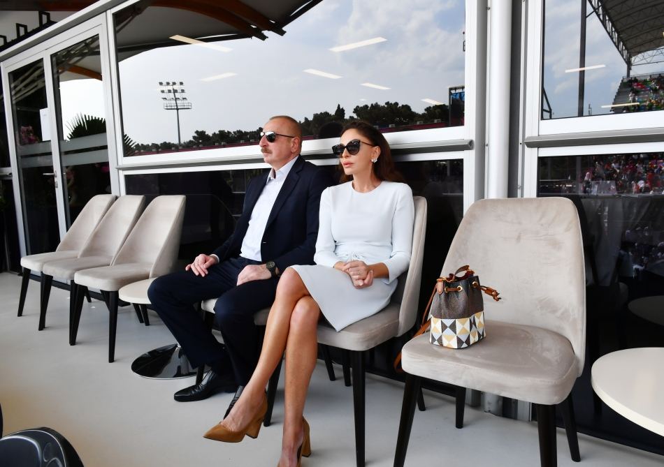 Prezident İlham Əliyev və Birinci xanım Mehriban Əliyeva Formula 1 Azərbaycan Qran-Prisinin əsas yarışına baxıblar (FOTO/VİDEO) (YENİLƏNİB)