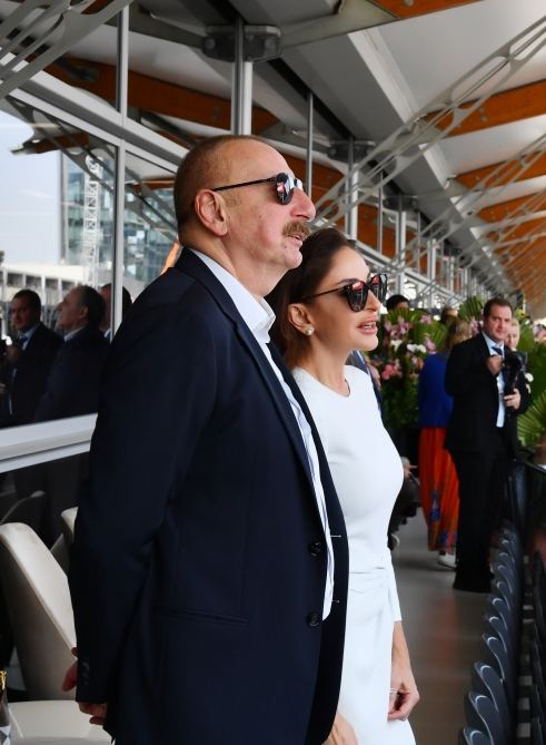 Prezident İlham Əliyev və Birinci xanım Mehriban Əliyeva Formula 1 Azərbaycan Qran-Prisinin əsas yarışına baxıblar (FOTO/VİDEO) (YENİLƏNİB)