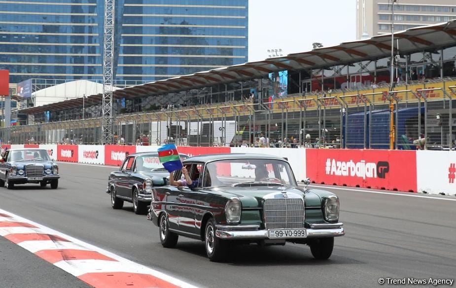 Formula 1 Azərbaycan Qran Prisi çərçivəsində klassik avtomobillərin yürüşü keçirilib (FOTO)