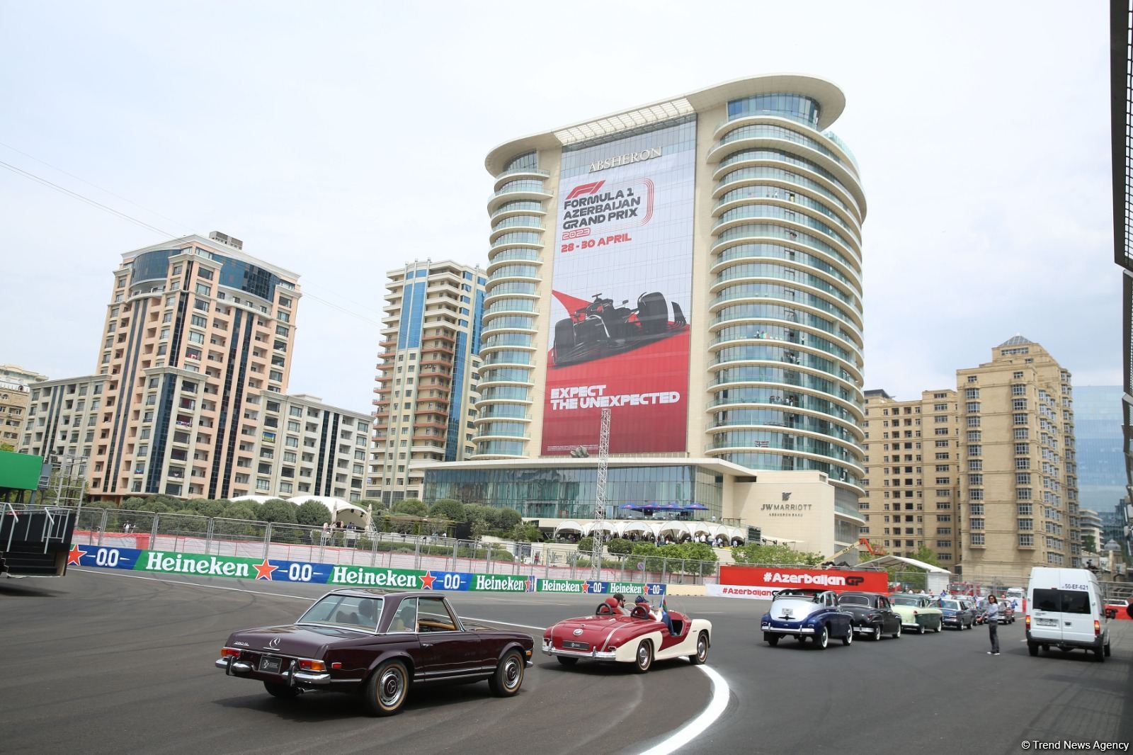 Formula 1 Azərbaycan Qran Prisi çərçivəsində klassik avtomobillərin yürüşü keçirilib (FOTO)