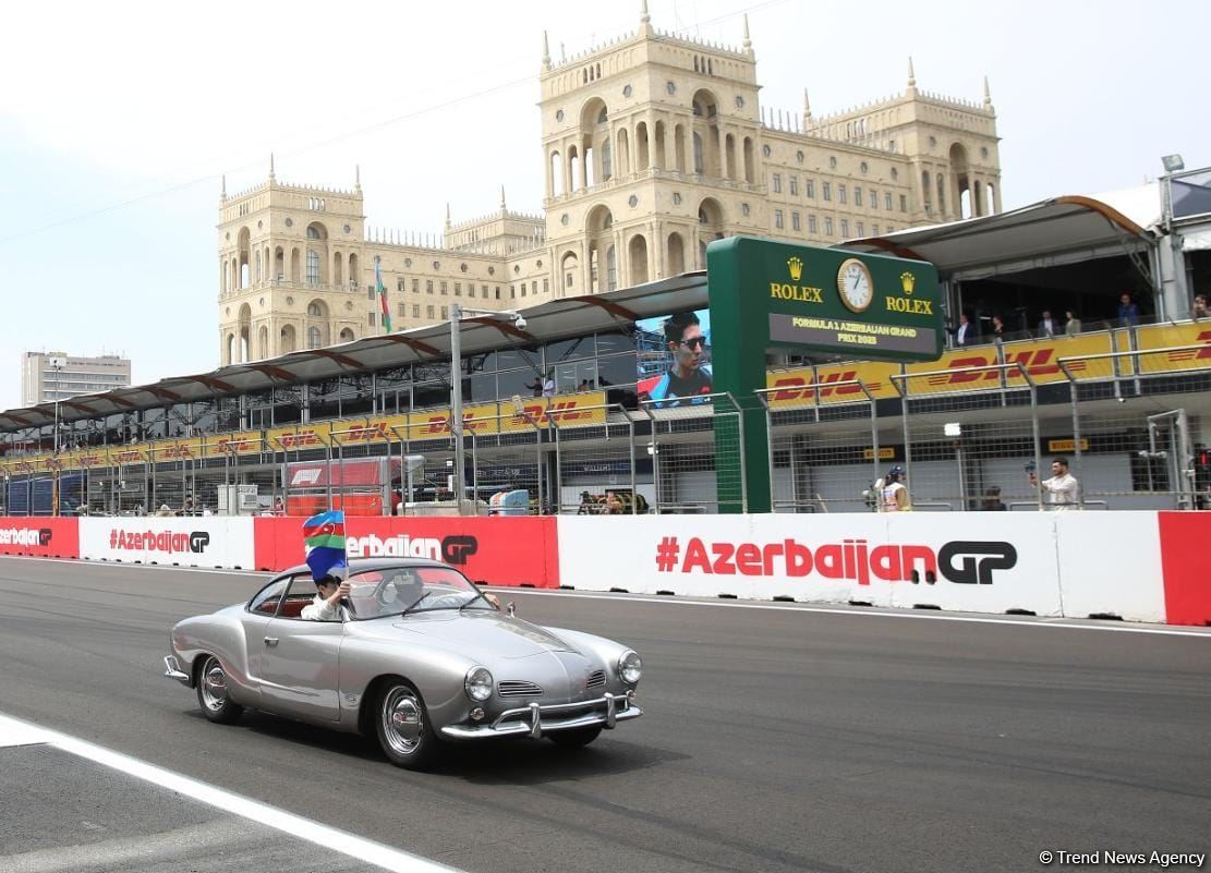 Formula 1 Azərbaycan Qran Prisi çərçivəsində klassik avtomobillərin yürüşü keçirilib (FOTO)