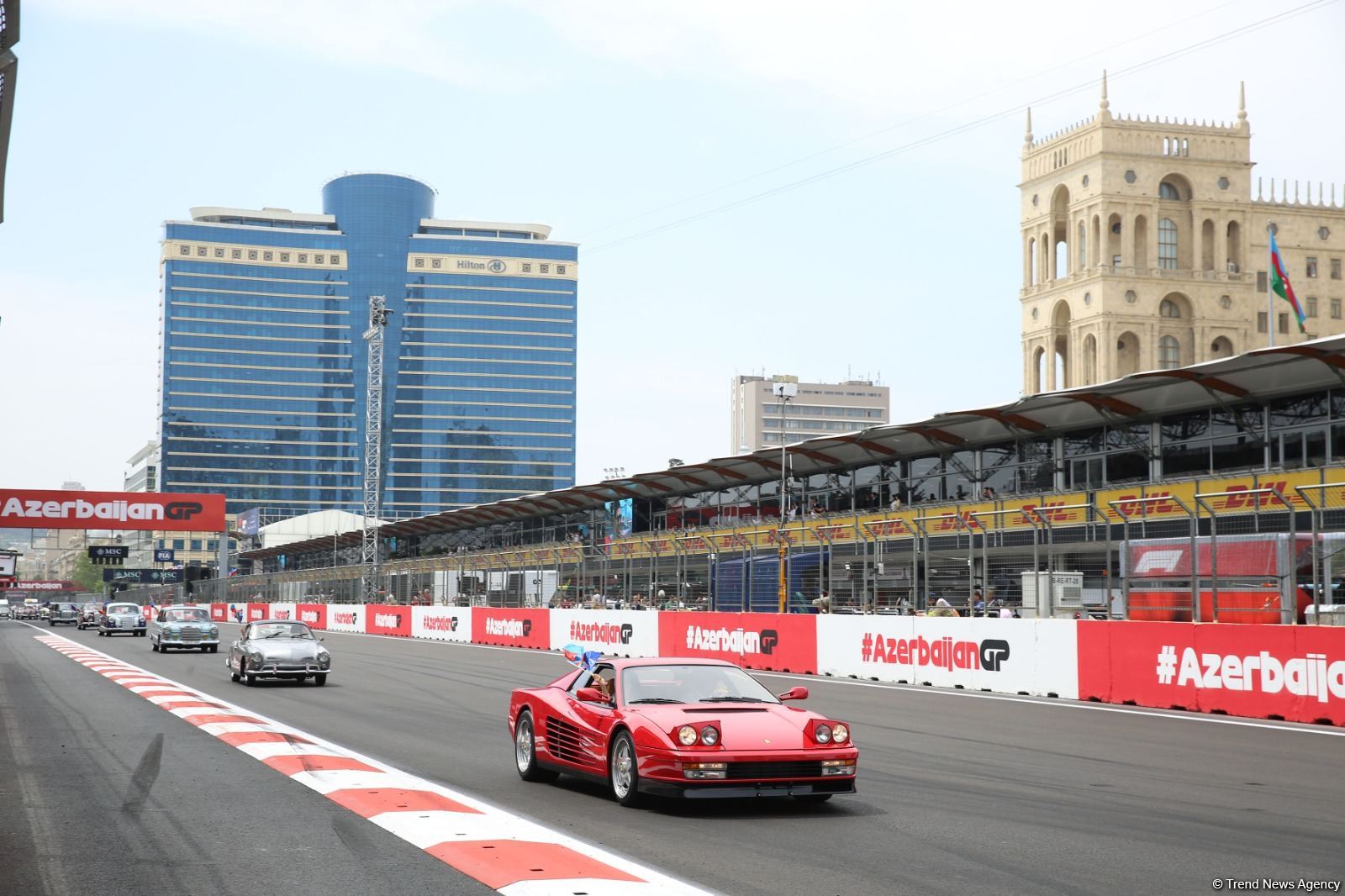 Formula 1 Azərbaycan Qran Prisi çərçivəsində klassik avtomobillərin yürüşü keçirilib (FOTO)