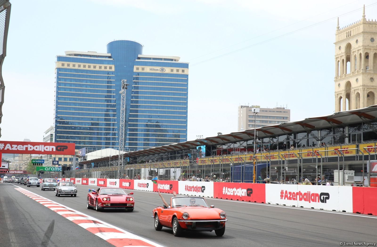 Formula 1 Azərbaycan Qran Prisi çərçivəsində klassik avtomobillərin yürüşü keçirilib (FOTO)