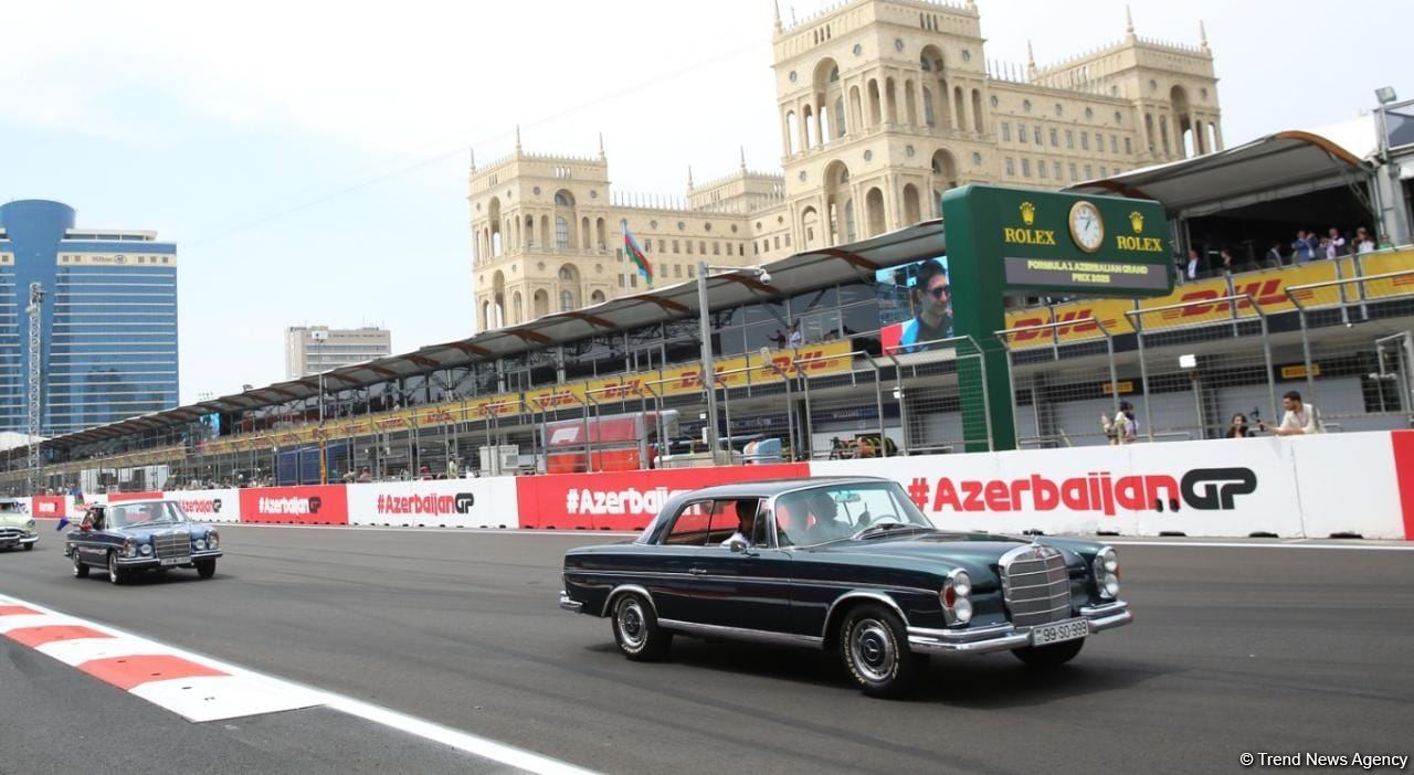 Formula 1 Azərbaycan Qran Prisi çərçivəsində klassik avtomobillərin yürüşü keçirilib (FOTO)